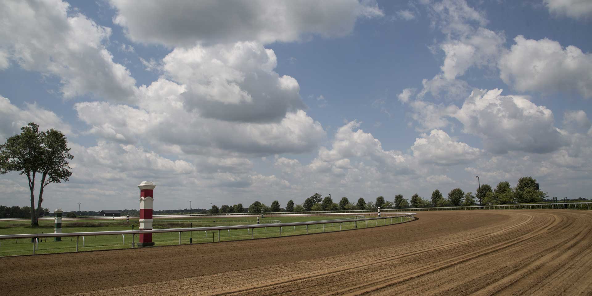 A wide shot of one of Racinginsider’s dirt tracks.